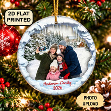 Charger l'image dans la galerie, Ornement en Céramique Personnalisé avec Photo et Nom de Famille – Décoration de Noël et Souvenir Familial
