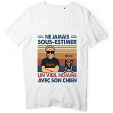 Charger l&#39;image dans la galerie, Jusqu&#39;à 6 chiens, t shirt personnalisé chien, tee shirt papa chien, Ne jamais sous-estimer un vieil homme avec son chien
