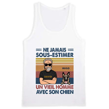 Charger l&#39;image dans la galerie, Jusqu&#39;à 6 chiens, t shirt personnalisé chien, tee shirt papa chien, Ne jamais sous-estimer un vieil homme avec son chien
